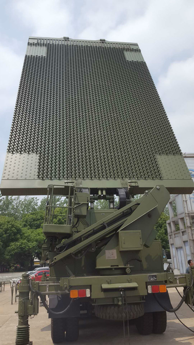 XX型號(hào)波段多功能相控陣?yán)走_(dá)內(nèi)聚氨酯發(fā)泡